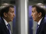 El fiscal jefe Anticorrupción, Manuel Moix, reflejado en el cristal del estudio donde ha sido entrevistado en el programa 'Hora 25' de la Cadena Ser.