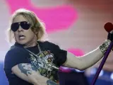 El cantante del grupo Guns N' Roses, Axl Rose, durante el concierto que la banda estadounidense ofreció en el estadio de San Mamés, en Bilbao, dentro de la gira 'Not In This Lifetime'.