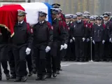 Policías de París transportan el féretro del policía Xavier Jugelé, que fue asesinado en un atentado reivindicado por el grupo yihadista Estado Islámico (EI) el pasado 20 de abril en los Campos Elíseos, durante su funeral en París (Francia).