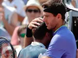 Del Potro abraza a Almagro, que tuvo que abandonar Roland Garros por lesión.