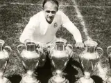 Alfredo di Stéfano, posando con las cinco primeras Copas de Europa del Real Madrid.