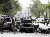 Miembros de las Fuerzas de Seguridad afganas inspeccionan el lugar donde se ha producido un atentado suicida con bomba al paso de un convoy de la misión de la OTAN en Kabul (Afganistán).