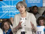 La primera ministra británica y líder del Partido Conservador, Theresa May (c), interviene durante un acto de campaña en el club Thornhill de cricket y bolos en Dewsbury, Reino Unido.