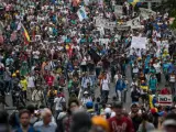 Cientos de opositores venezolanos marcharon este viernes en la capital hacia la sede del canal estatal VTV para pedir a este medio "que diga la verdad" frente a la crisis social y política que vive el país en medio de una ola de protestas que ha dejado 62 muertos y un millar de heridos.