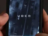 Vista de un teléfono móvil donde anuncia el servicio de la empresa Uber.