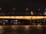 Autobuses parados en el London Bridge tras los ataques de este sábado por la noche.
