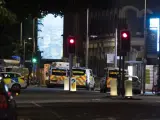 Furgonetas de la Policía en el London Bridge para atender a las decenas de víctimas del ataque de este sábado.