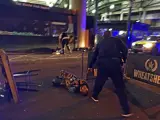 Uno de los tres terroristas, en el suelo ya abatido por la Policía. Portaban falsos chalecos bomba.