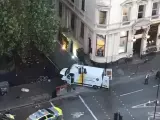 Imagen a primera hora del domingo de la fugoneta usada por los atacantes para arrollar a los viandantes que se encontraban la noche del sábado en el London Bridge y sus inmediaciones.