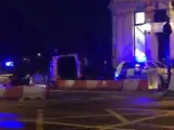 Al fondo, una furgoneta blanca que previamente ha arrollado a numerosas personas en el puente de Londres.
