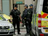 Agentes de la Policía Metropolitana de Londres custodian una estación de metro después del atentado que ha acabado con la vida de siete personas.