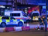 Coches de policía vigilan la zona del Puente de Londres tras el atentado.