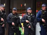 Policías armados, cerca de Borough Market, en Londres, tras el atentado que dejó al menos siete muertos y decenas de heridos en la capital británica.