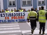 Concentración de varios estibadores en huelga del puerto de Ferrol, delante del edificio de la autoridad portuaria.