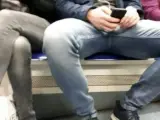 El término manspreading se refiere a la práctica de algunos hombres cuando abren las piernas en el transporte público y ocupan varios asientos.