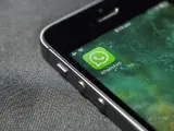 Imagen del logo de WhatsApp en un teléfono móvil.