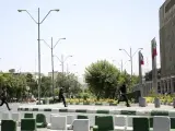Policías iraníes corren hacia en el Parlamento, donde varios hombres armados mataron al menos siete personas, además de tomar a varios rehenes.
