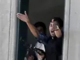 Un policía da indicaciones desde la ventana tras el ataque terrorista en Teherán.