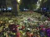 Decenas de objetos, ramos de flores velas dejados durante una vigilia en honor a las víctimas del atentado terrorista del pasado 22 de mayo en Mánchester.