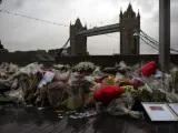 Varios ramos de flores, velas y mensajes dejados en memoria de las víctimas en los alrededores del Ayuntamiento, en Londres (Reino Unido).