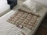 Los 260.000 euros incautados por la Fiscalía de Colombia, sobre la cama de la casa de Edmundo Rodríguez Sobrino en Barranquilla.