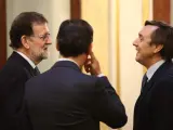 Rajoy hablando con Rafael Hernando y Fernando Martínez Maillo