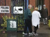 Dos personas acuden a votar a un colegio electoral en Belfast (Reino Unido).