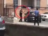 Un hombre rompe un coche de los Carabinieri cansado de que fueran siempre a su casa.