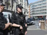 Policías armados en las inmediaciones de la catedral de St Paul en Londres.