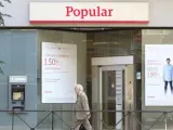 Imagen que muestra la puerta de una oficina del Banco Popular en Madrid.