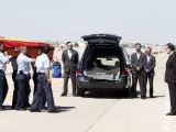 El presidente del Gobierno, Mariano Rajoy, a la llegada del féretro de Ignacio Echeverría, el joven fallecido en los atentados de Londres.