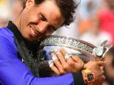 Nadal abraza su décimo trofeo de Roland Garros.