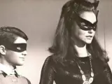 Robin y Catwoman se despiden de Adam West y su Batman