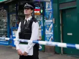 Un policía hace guardia en el barrio de Barking, al este de Londres (Reino Unido).