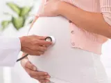 Una mujer embarazada, en un reconocimiento médico.