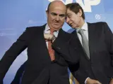 El ministro de Economía, Luis de Guindos (i) y el presidente de Bankia, José Ignacio Goirigolzarri.
