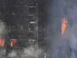 Las llamas arrasan con todo a su paso durante un incendio declarado en la Torre Grenfell, Londres (Reino Unido).