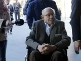 Imagen de Fèlix Millet entrando con silla de ruedas en la Ciutat de la Justicia
