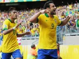 Neymar y Fred celebran un gol de Brasil en la Confederaciones de 2013.