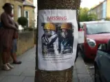 Fotografías de desaparecidos en el incendio de la Torre Grenfell, en Londres, colocadas en postes y arboles de la vecindad en North Kensington.