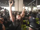 Un grupo de manifestantes irrumpen en el ayuntamiento de Kensington, en Londres.