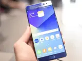 Un usuario sostiene un Samsung Galaxy Note 7.