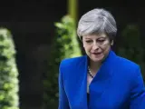 La primera ministra británica, Theresa May, llega al número 10 de Downing Street tras reunirse con la reina Isabel II en Londres.