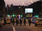 Agentes de Policía patrullan cerca de la zona de Finsbury Park, en Londres, donde un vehículo ha atropellado a varias personas en las inmediaciones de una mezquita.
