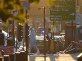Investigadores en Londres, tras el atropello en una mezquita.