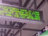 Un letrero luminoso del Metro de Barcelona informa de la huelga.