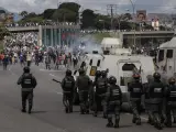 Manifestantes opositores se enfrentan con miembros de la Guardia Nacional (GNB) durante una protesta.