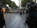 La Policía vigila la marcha en protesta por el desalojo de Can Vies a su paso por las Ramblas de Barcelona.