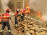 Varios bomberos portugueses combaten el fuego en Sandinha (Portugal).