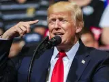 El presidente de EE UU, Donald Trump, durante el mitin en Cedar Rapids, Iowa (EE UU), en el que propuso instalar paneles solares en el muro que quiere levantar en la frontera con México.